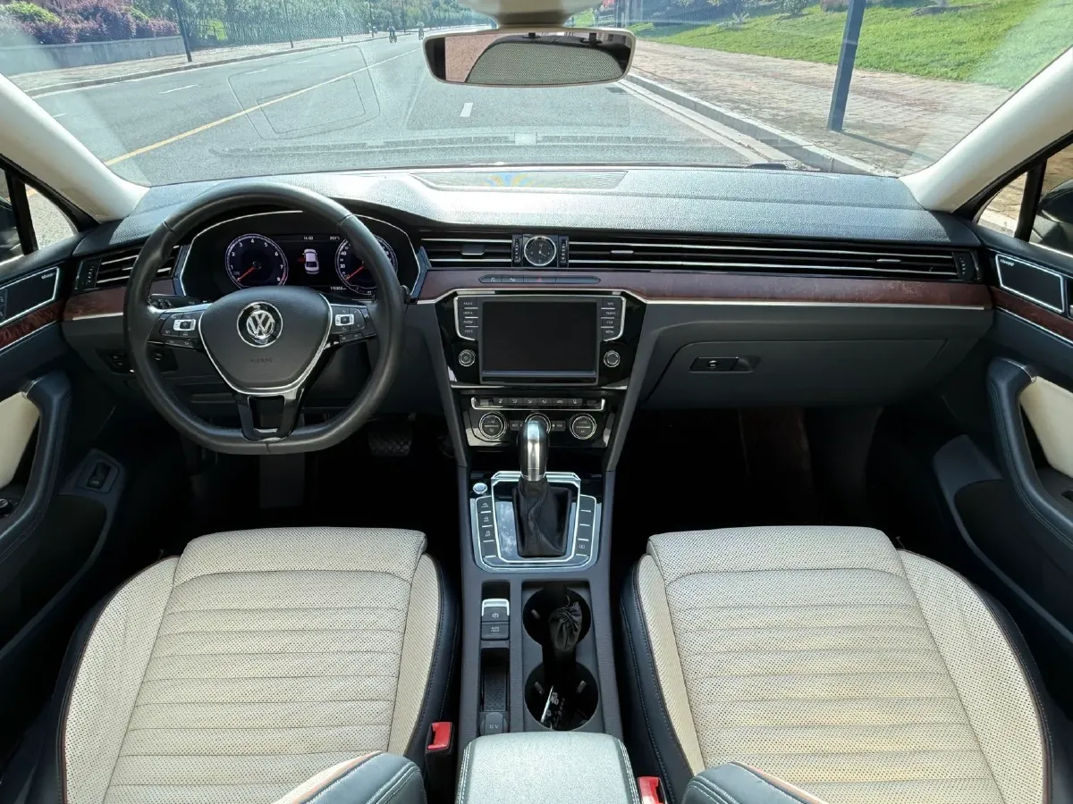 2017 Volkswagen Magotan 2.0T 220HP L4 7DCT,autocango,china used car exporter,china ev exporter,chinese used car exporter,chinese used ev exporter