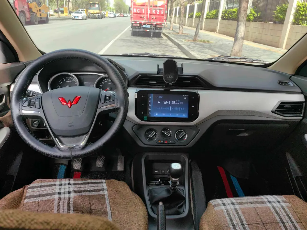 2021 WuLing HongGuang 1.5L 99HP L4 6MT,autocango,china used car exporter,china ev exporter,chinese used car exporter,chinese used ev exporter