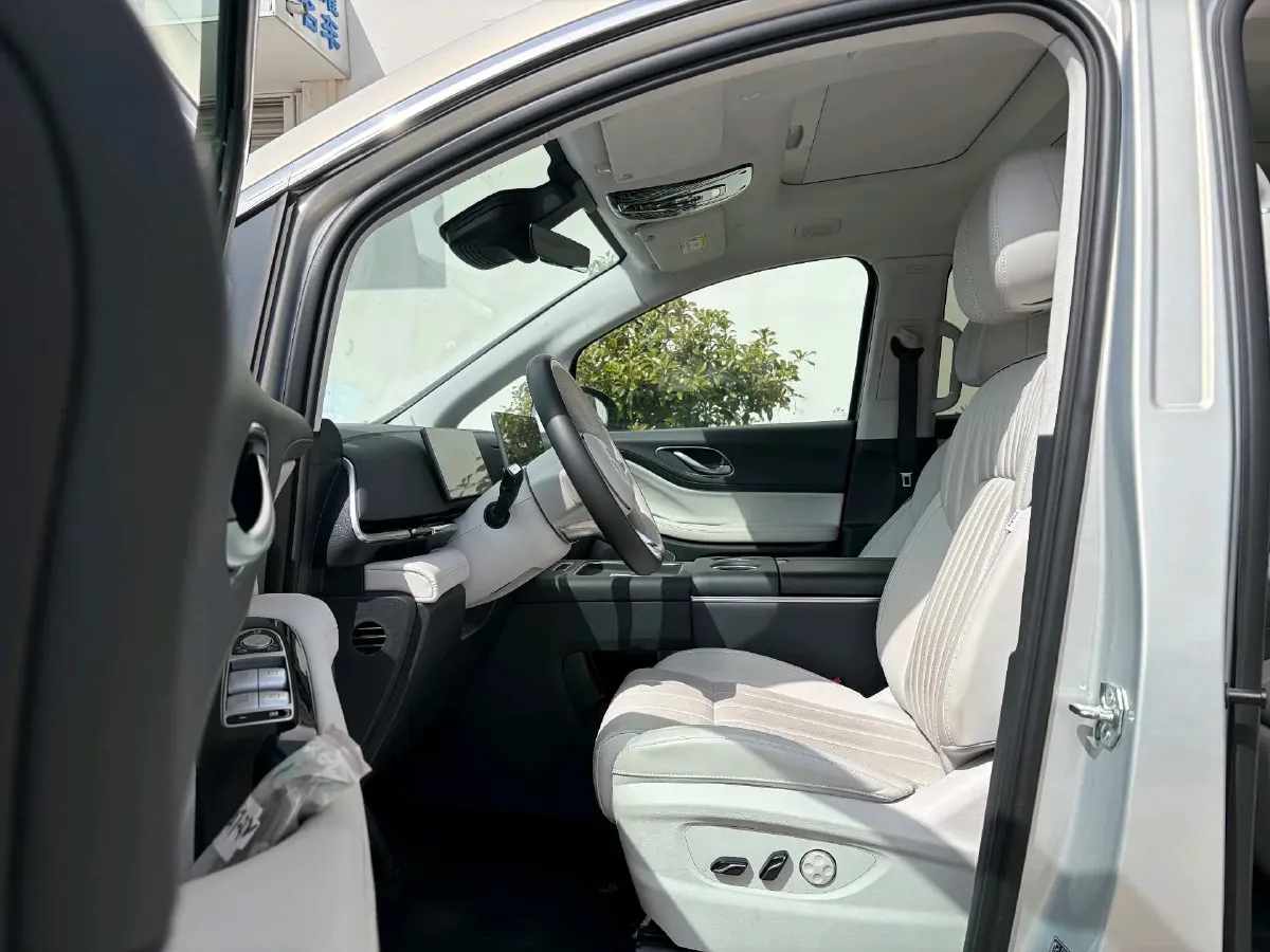 2025 Voyah Dream 1.5T 150HP L4 PHEV 41.7KWH,autocango,china used car exporter,china ev exporter,chinese used car exporter,chinese used ev exporter