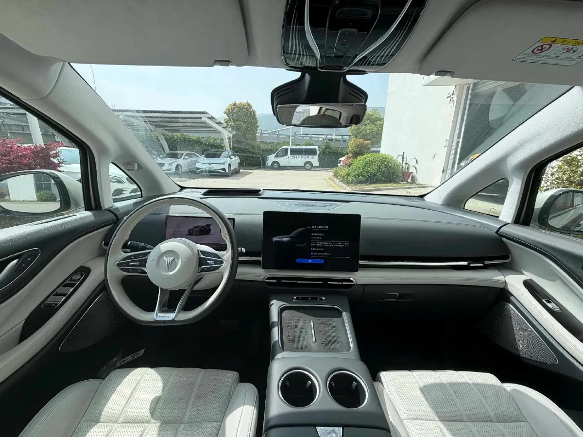 2025 Voyah Dream 1.5T 150HP L4 PHEV 41.7KWH,autocango,china used car exporter,china ev exporter,chinese used car exporter,chinese used ev exporter