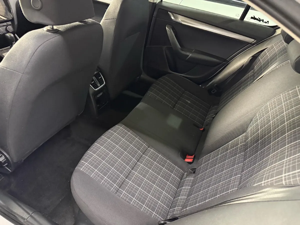 2019 Skoda Octavia 1.5L 116HP L4 6AT,autocango,china used car exporter,china ev exporter,chinese used car exporter,chinese used ev exporter