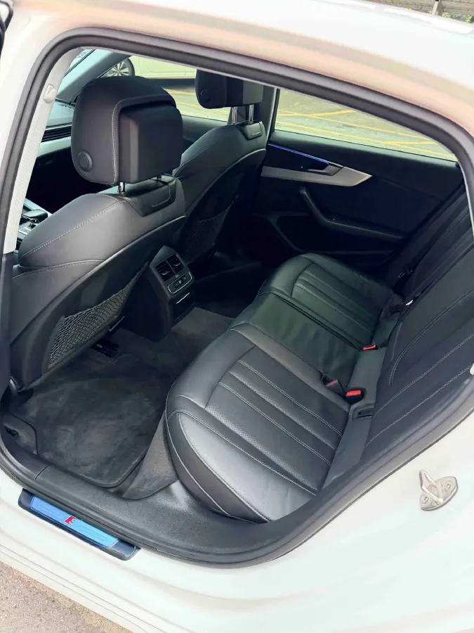 2022 Audi A4L 2.0T 190HP L4 7DCT,autocango,china used car exporter,china ev exporter,chinese used car exporter,chinese used ev exporter