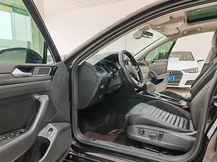 2020 Volkswagen Magotan 2.0T 186HP L4 7DCT,autocango,china used car exporter,china ev exporter,chinese used car exporter,chinese used ev exporter