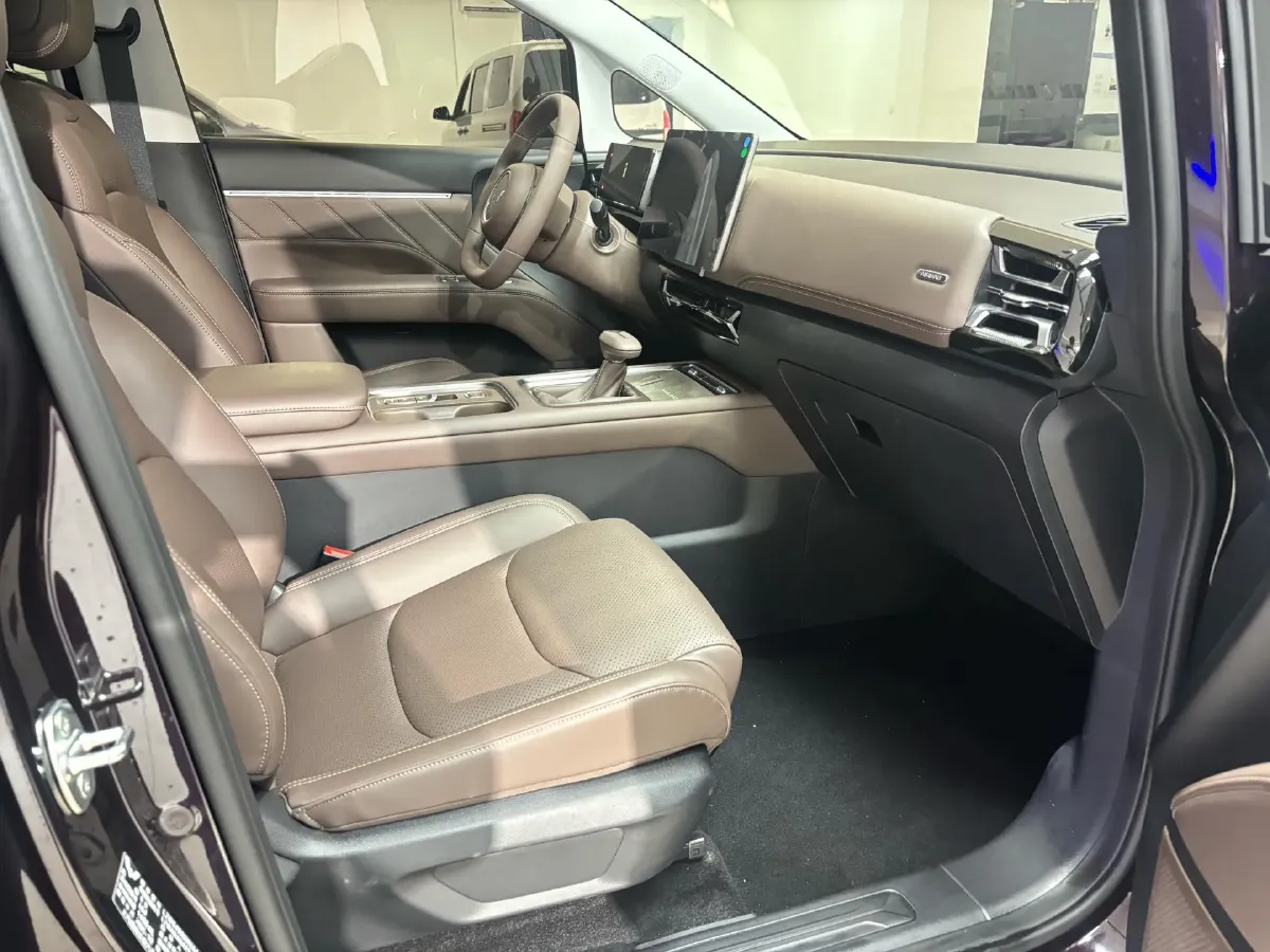 2025 WuLing XingGuang 730 1.5T 177HP L4 CVT,autocango,china used car exporter,china ev exporter,chinese used car exporter,chinese used ev exporter