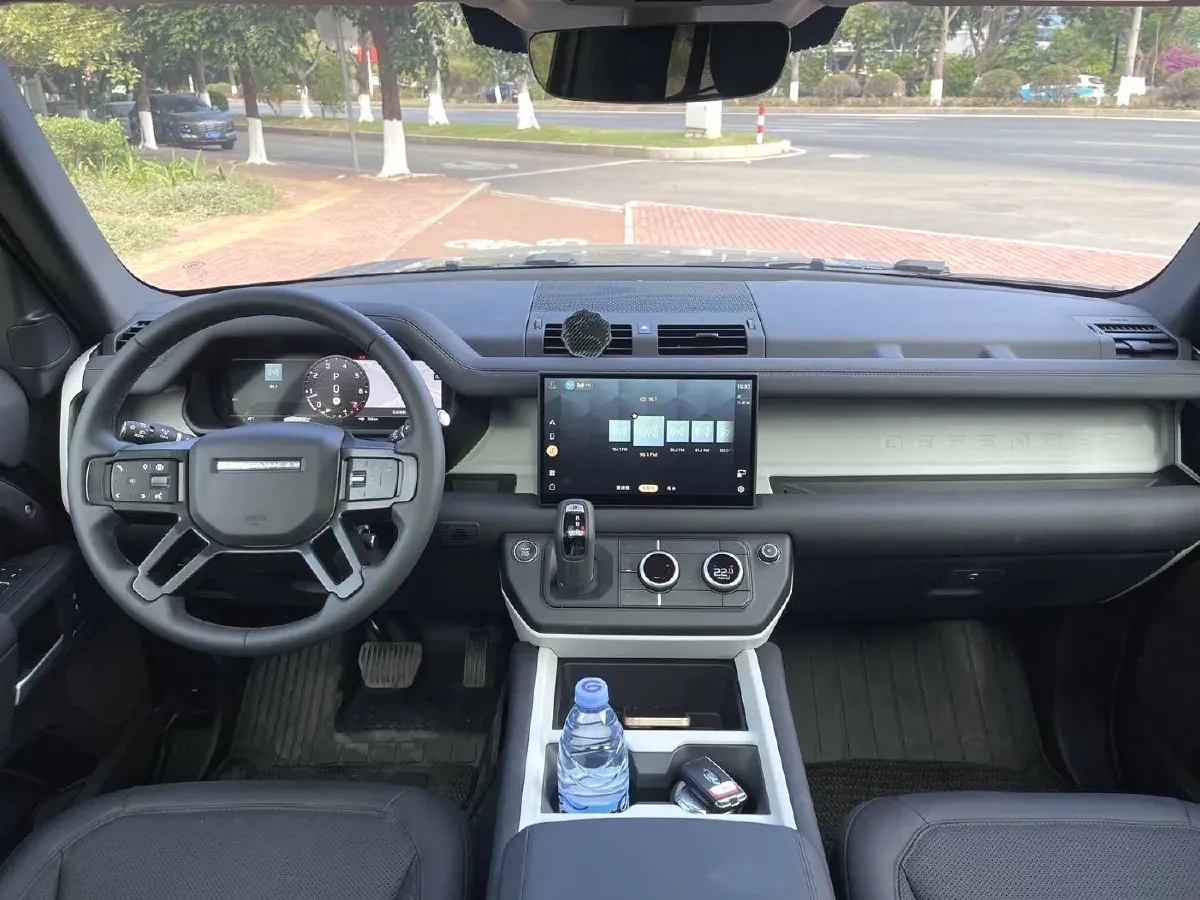 2023 Land Rover Defender 2.0T 300HP L4 8AT,autocango,china used car exporter,china ev exporter,chinese used car exporter,chinese used ev exporter