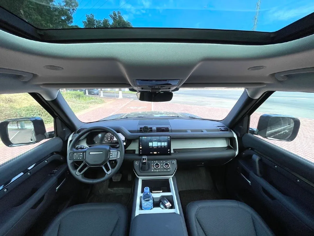 2023 Land Rover Defender 2.0T 300HP L4 8AT,autocango,china used car exporter,china ev exporter,chinese used car exporter,chinese used ev exporter