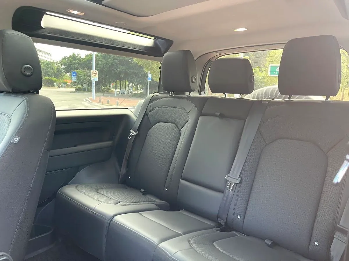 2023 Land Rover Defender 2.0T 300HP L4 8AT,autocango,china used car exporter,china ev exporter,chinese used car exporter,chinese used ev exporter