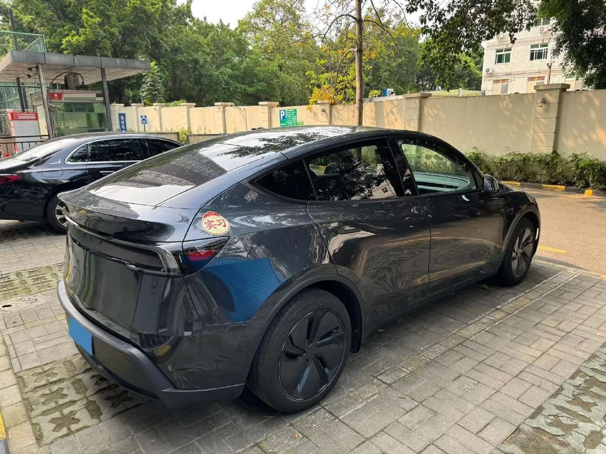 2025 Tesla Model Y BEV 62.5KWH,autocango,china used car exporter,china ev exporter,chinese used car exporter,chinese used ev exporter