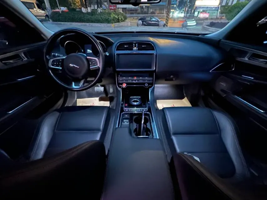 2019 Jeep Cherokee 2.0T 265HP L4 9AT,autocango,china used car exporter,china ev exporter,chinese used car exporter,chinese used ev exporter