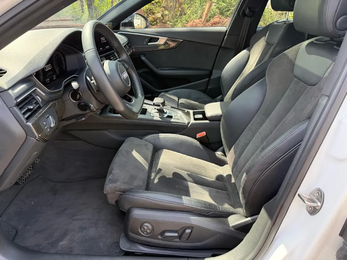 2020 Audi A4L 2.0T 252HP L4 7DCT,autocango,china used car exporter,china ev exporter,chinese used car exporter,chinese used ev exporter