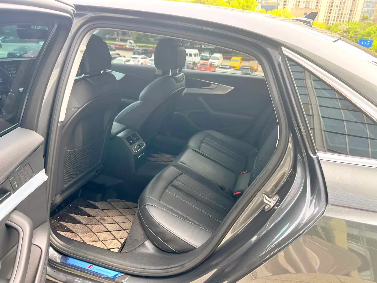 2020 Audi A4L 2.0T 190HP L4 7DCT,autocango,china used car exporter,china ev exporter,chinese used car exporter,chinese used ev exporter