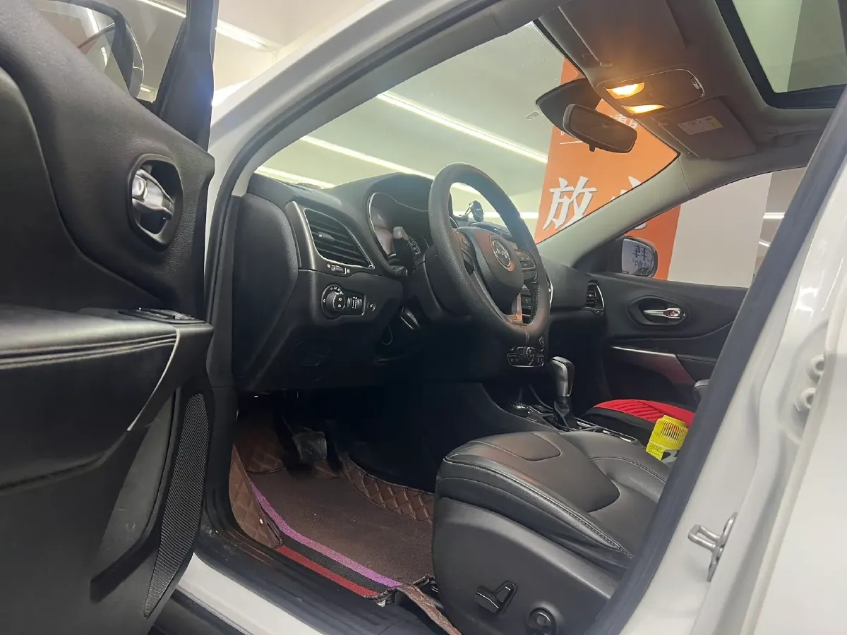 2019 Jeep Cherokee 2.0T 265HP L4 9AT,autocango,china used car exporter,china ev exporter,chinese used car exporter,chinese used ev exporter