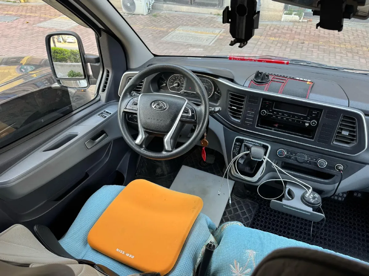 2023 MAXUS XinTu V80 2.0T 139HP L4 6MT,autocango,china used car exporter,china ev exporter,chinese used car exporter,chinese used ev exporter