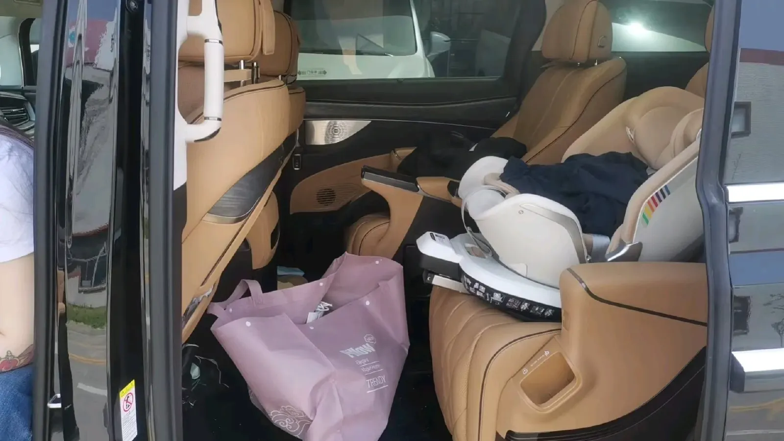 2024 Denza D9 1.5T 139HP L4 E-CVT PHEV 40KWH,autocango,china used car exporter,china ev exporter,chinese used car exporter,chinese used ev exporter