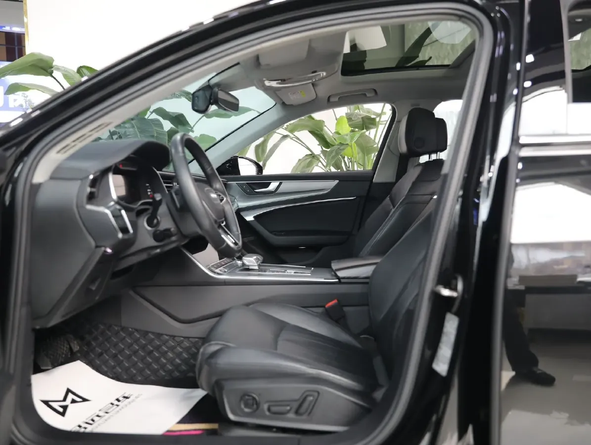 2022 Audi A6L 2.0T 224HP L4 7DCT,autocango,china used car exporter,china ev exporter,chinese used car exporter,chinese used ev exporter