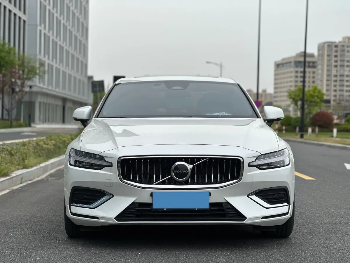 2025 Volvo S60 2.0T 197HP L4 7DCT,autocango,china used car exporter,china ev exporter,chinese used car exporter,chinese used ev exporter