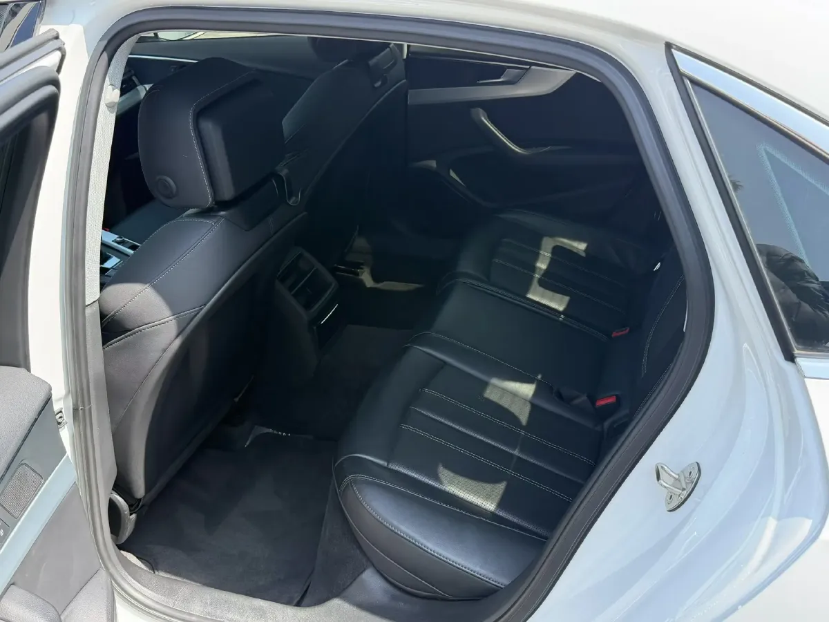 2022 Audi A4L 2.0T 190HP L4 7DCT,autocango,china used car exporter,china ev exporter,chinese used car exporter,chinese used ev exporter