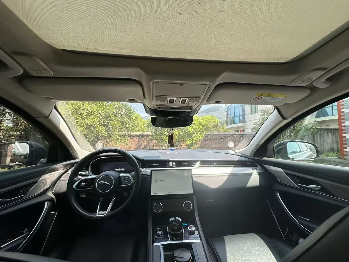 2022 Jaguar XFL 2.0T 200HP L4 8AT,autocango,china used car exporter,china ev exporter,chinese used car exporter,chinese used ev exporter