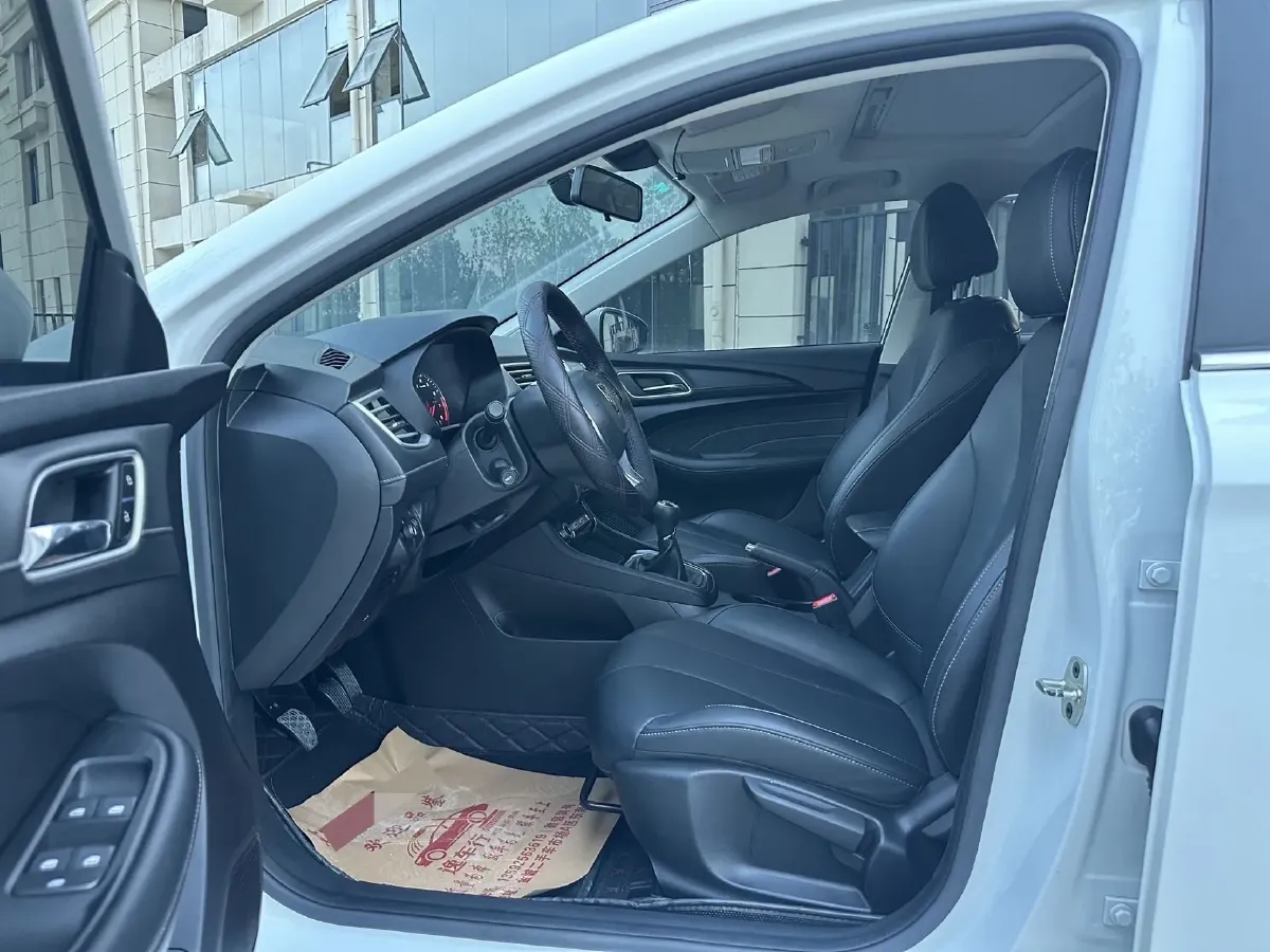 2020 Roewe i5 1.5L 120HP L4 5MT,autocango,china used car exporter,china ev exporter,chinese used car exporter,chinese used ev exporter