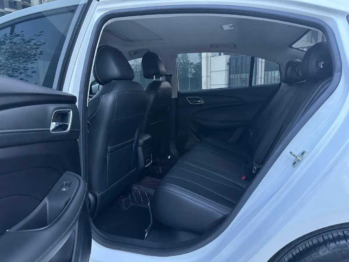 2020 Roewe i5 1.5L 120HP L4 5MT,autocango,china used car exporter,china ev exporter,chinese used car exporter,chinese used ev exporter