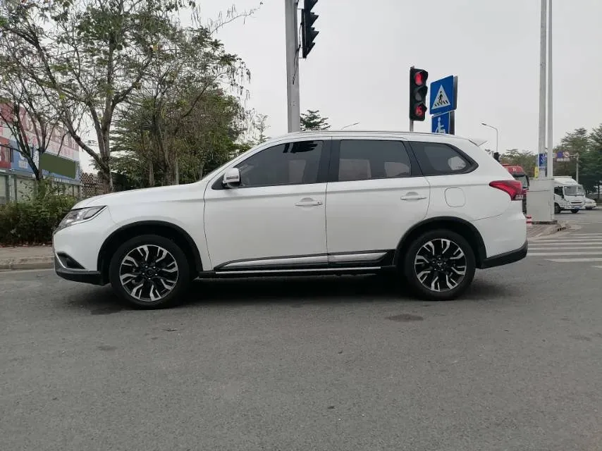 2020 Mitsubishi Outlander 2.0L 166HP L4 CVT,autocango,china used car exporter,china ev exporter,chinese used car exporter,chinese used ev exporter