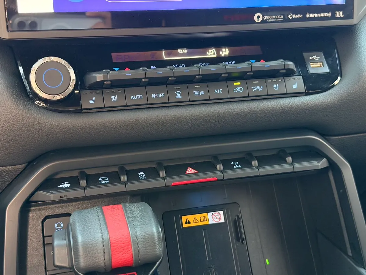 2023 HongQi H5 1.8T 197HP L4 8AT,autocango,china used car exporter,china ev exporter,chinese used car exporter,chinese used ev exporter