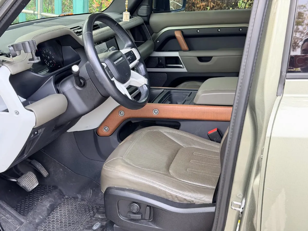 2020 Land Rover Defender 3.0T 400HP L6 8AT,autocango,china used car exporter,china ev exporter,chinese used car exporter,chinese used ev exporter