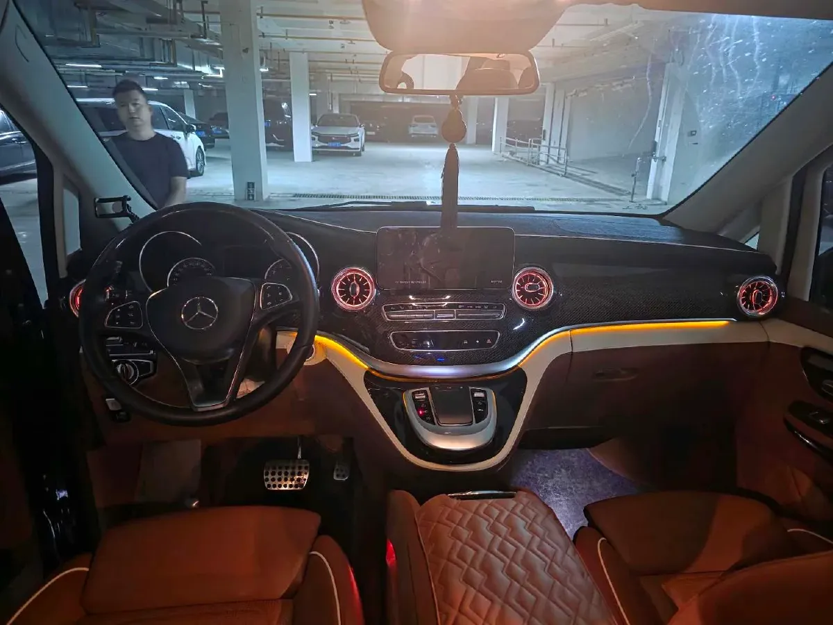 2022 Mercedes-Benz V Class 2.0T 211HP L4 9AT,autocango,china used car exporter,china ev exporter,chinese used car exporter,chinese used ev exporter
