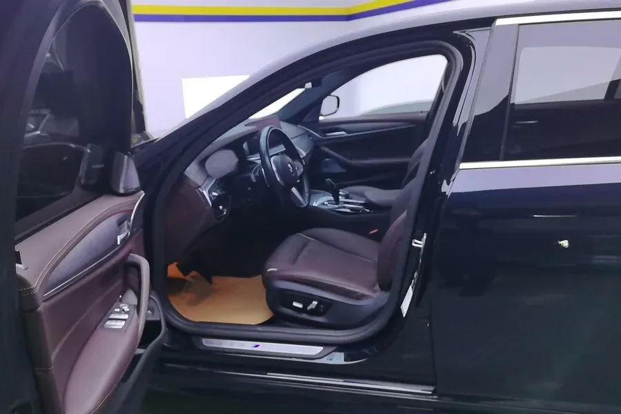 2022 BMW 5 Series 2.0T 252HP L4 8AT,autocango,china used car exporter,china ev exporter,chinese used car exporter,chinese used ev exporter