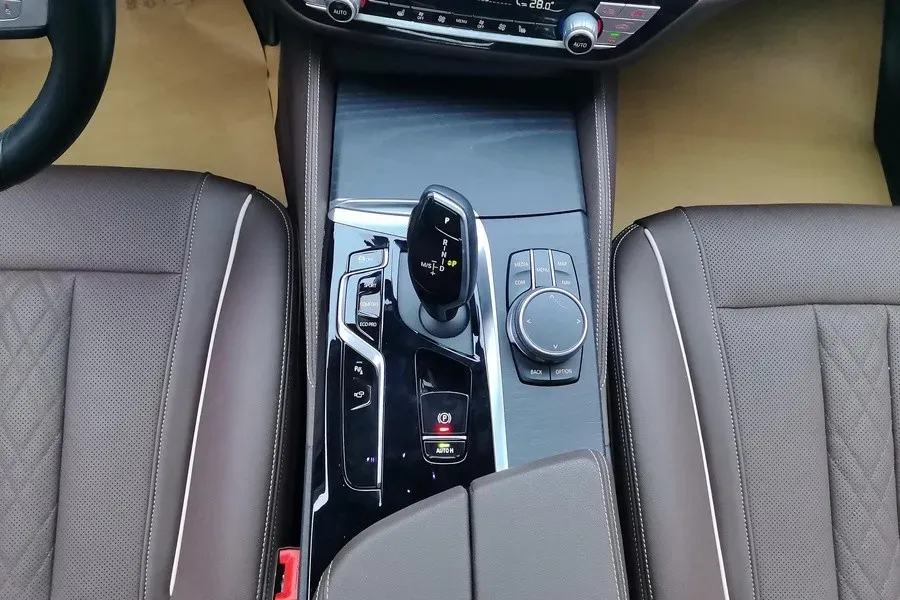 2022 BMW 5 Series 2.0T 252HP L4 8AT,autocango,china used car exporter,china ev exporter,chinese used car exporter,chinese used ev exporter