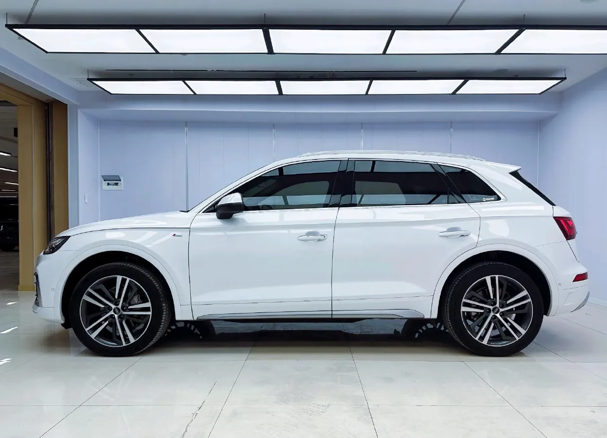 2022 Audi Q5L 2.0T 190HP L4 7DCT,autocango,china used car exporter,china ev exporter,chinese used car exporter,chinese used ev exporter