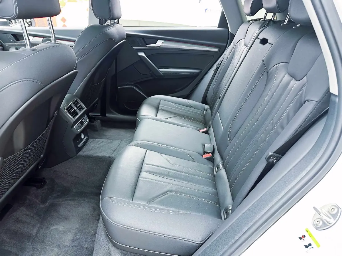 2022 Audi Q5L 2.0T 190HP L4 7DCT,autocango,china used car exporter,china ev exporter,chinese used car exporter,chinese used ev exporter