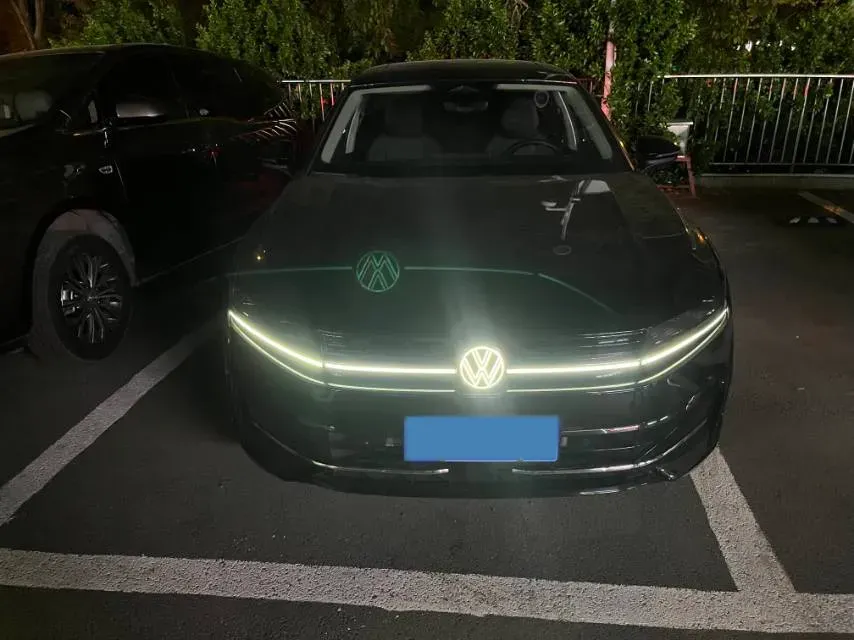 2024 Volkswagen Magotan 2.0T 220HP L4 7DCT,autocango,china used car exporter,china ev exporter,chinese used car exporter,chinese used ev exporter