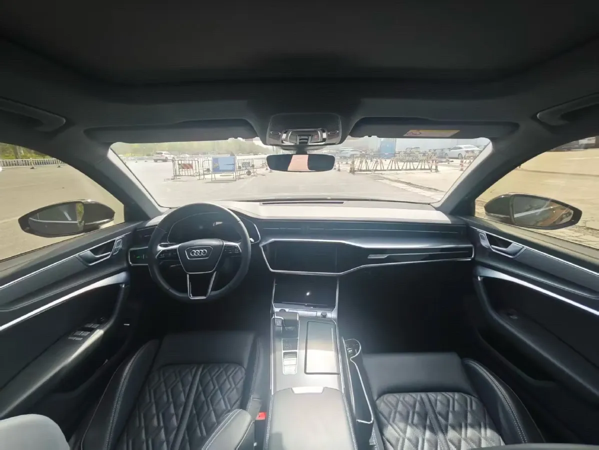 2025 Audi A6L 2.0T 245HP L4 7DCT,autocango,china used car exporter,china ev exporter,chinese used car exporter,chinese used ev exporter