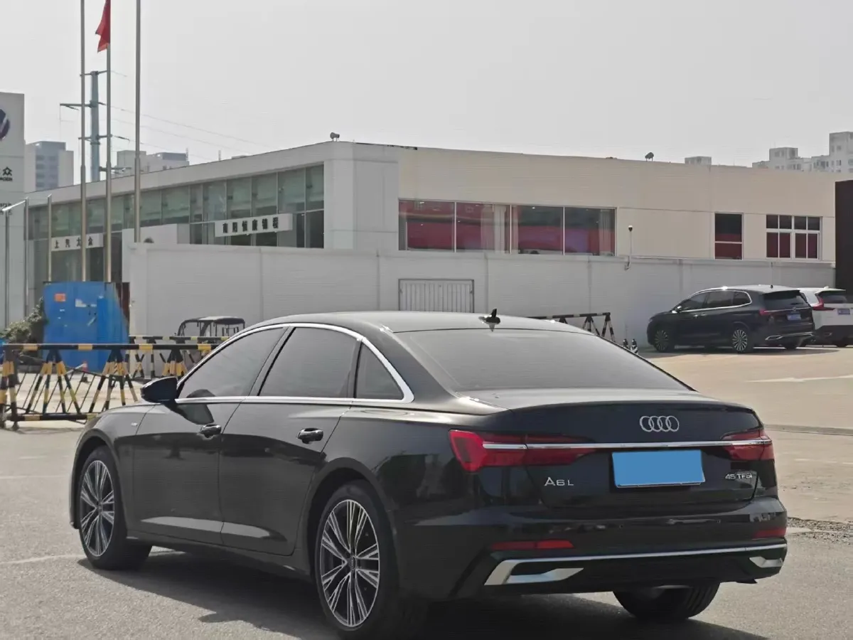 2025 Audi A6L 2.0T 245HP L4 7DCT,autocango,china used car exporter,china ev exporter,chinese used car exporter,chinese used ev exporter
