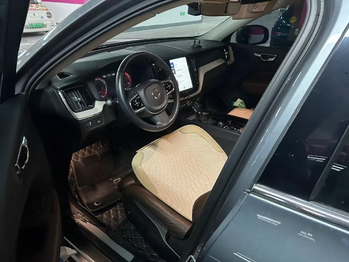 2020 Volvo XC60 2.0T 254HP L4 8AT,autocango,china used car exporter,china ev exporter,chinese used car exporter,chinese used ev exporter