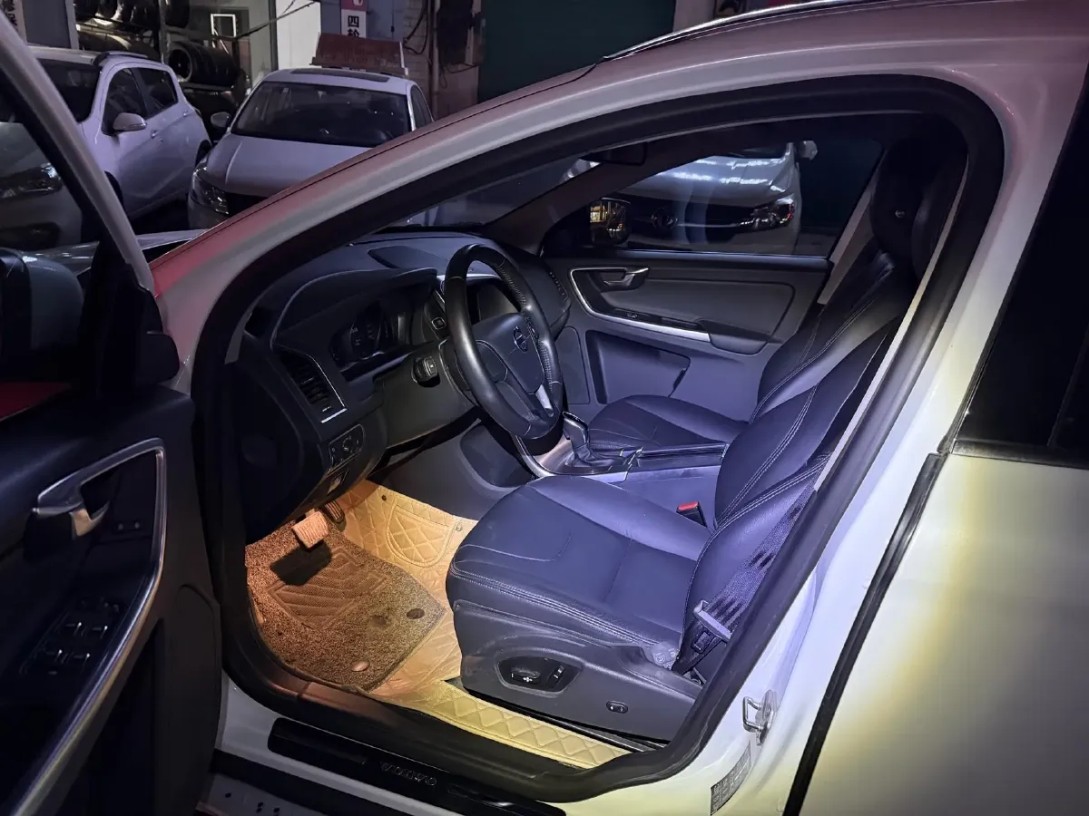 2017 Volvo XC60 2.0T 245HP L4 8AT,autocango,china used car exporter,china ev exporter,chinese used car exporter,chinese used ev exporter