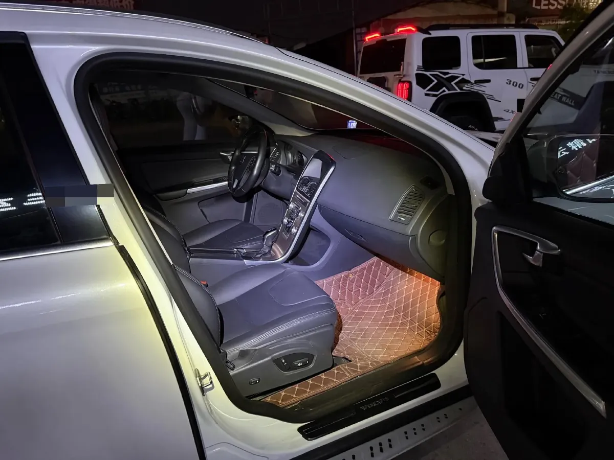 2017 Volvo XC60 2.0T 245HP L4 8AT,autocango,china used car exporter,china ev exporter,chinese used car exporter,chinese used ev exporter