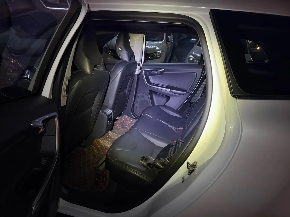 2017 Volvo XC60 2.0T 245HP L4 8AT,autocango,china used car exporter,china ev exporter,chinese used car exporter,chinese used ev exporter