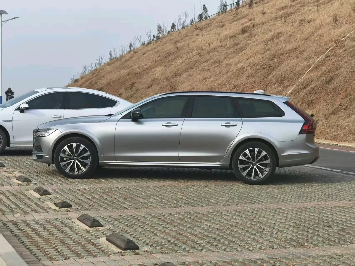 2021 Volvo V90 2.0T 250HP L4 8AT,autocango,china used car exporter,china ev exporter,chinese used car exporter,chinese used ev exporter