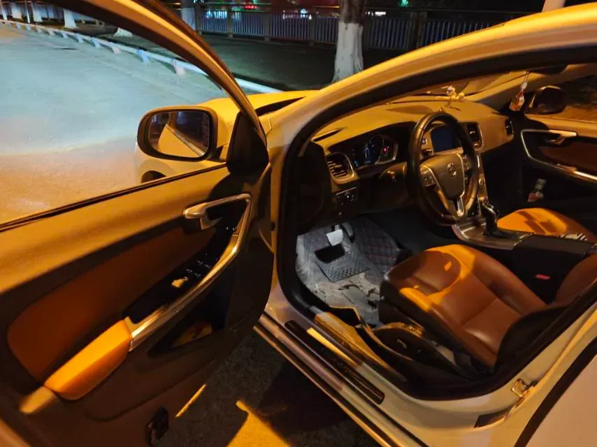 2018 Volvo S60 2.0T 190HP L4 6AT,autocango,china used car exporter,china ev exporter,chinese used car exporter,chinese used ev exporter