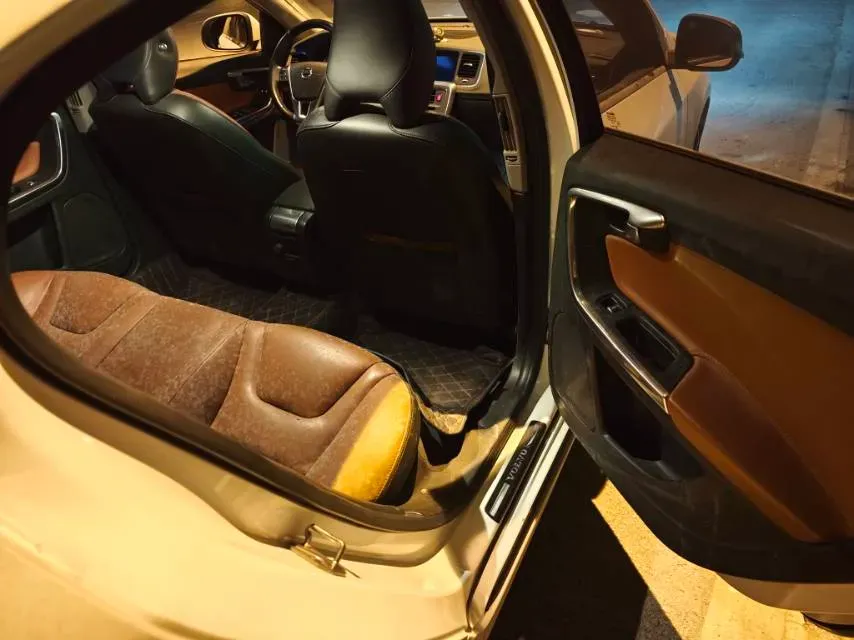 2018 Volvo S60 2.0T 190HP L4 6AT,autocango,china used car exporter,china ev exporter,chinese used car exporter,chinese used ev exporter