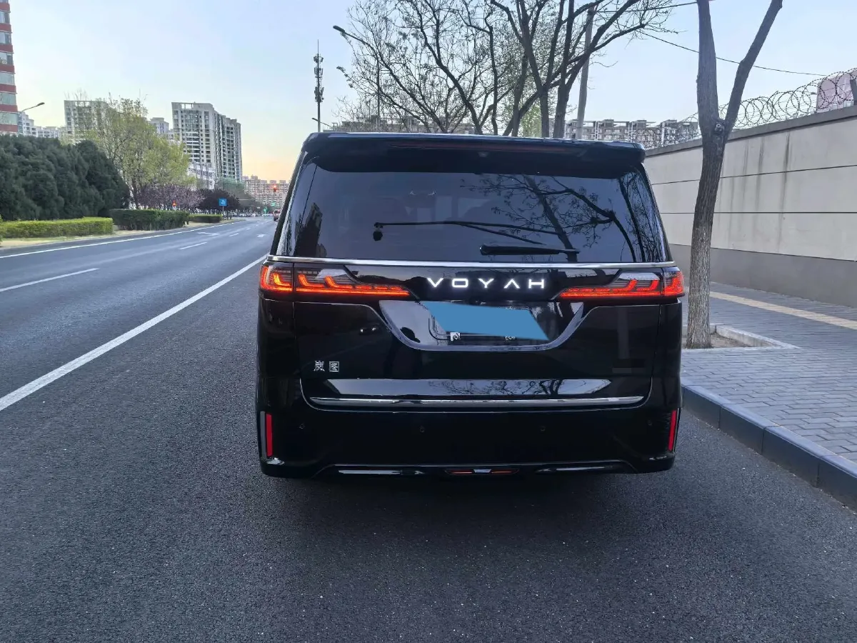 2025 Voyah Dream 1.5T 150HP L4 PHEV 41.7KWH,autocango,china used car exporter,china ev exporter,chinese used car exporter,chinese used ev exporter