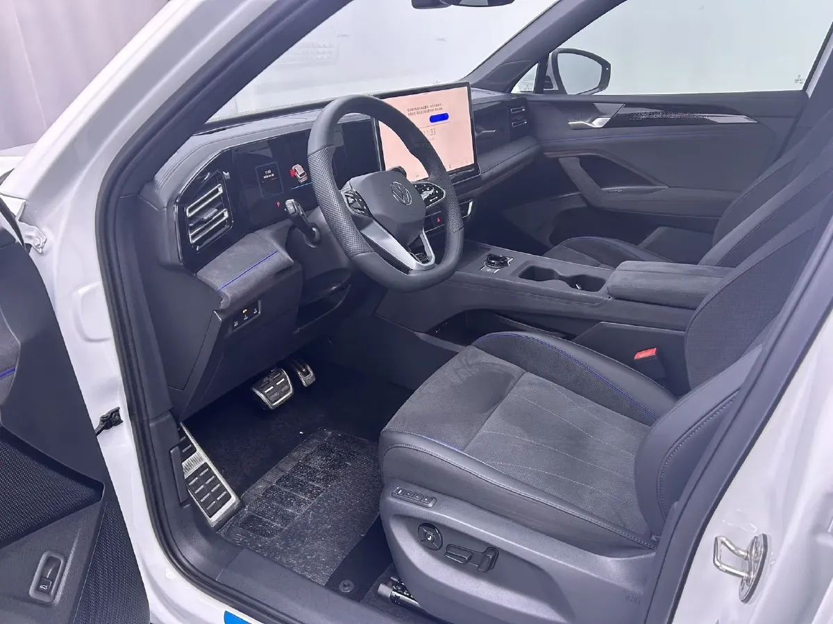 2025 Volkswagen Tiguan L 2.0T 220HP L4 7DCT,autocango,china used car exporter,china ev exporter,chinese used car exporter,chinese used ev exporter