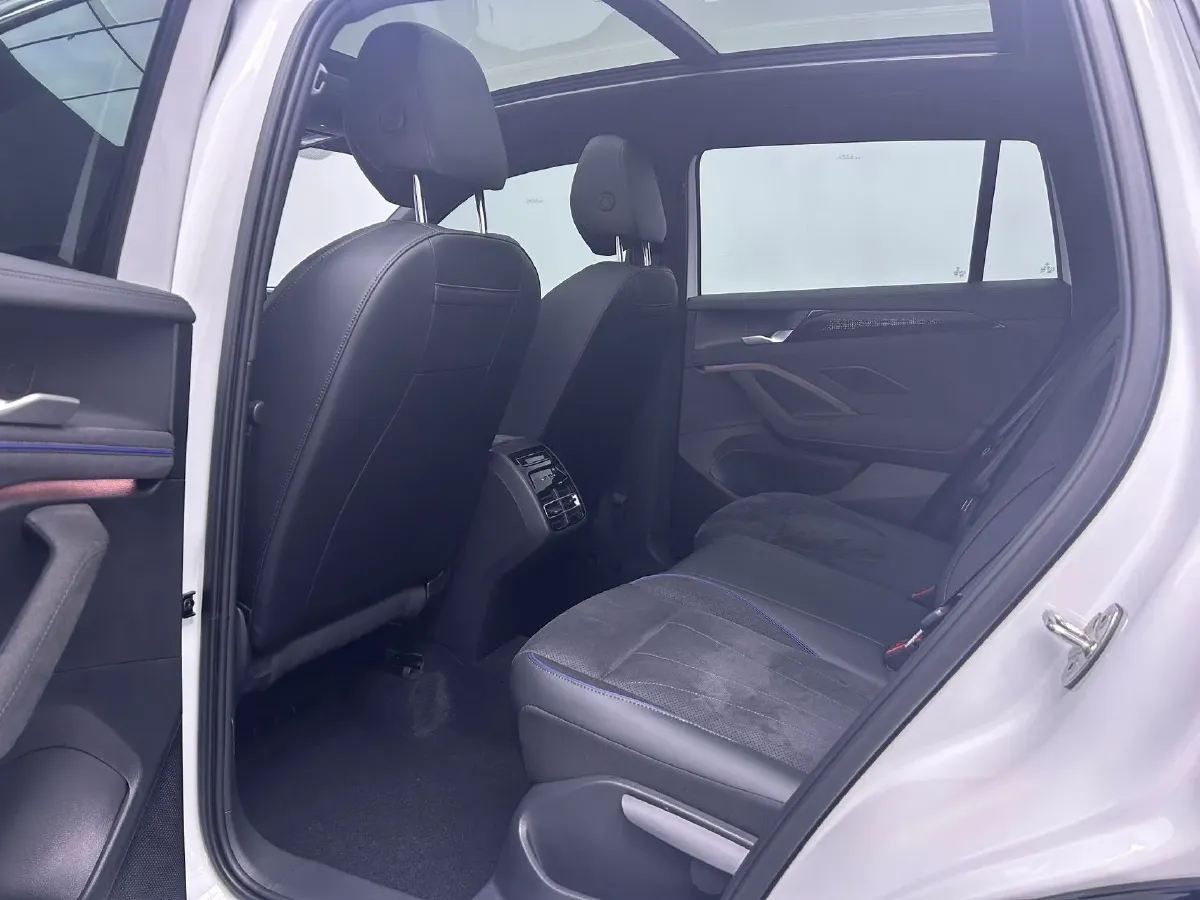 2025 Volkswagen Tiguan L 2.0T 220HP L4 7DCT,autocango,china used car exporter,china ev exporter,chinese used car exporter,chinese used ev exporter