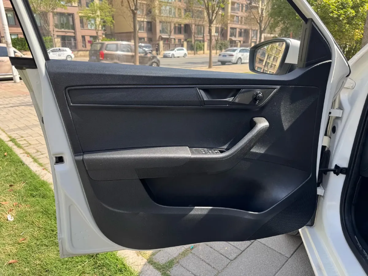 2017 Skoda Fabia 1.4L 90HP L4 6AT,autocango,china used car exporter,china ev exporter,chinese used car exporter,chinese used ev exporter