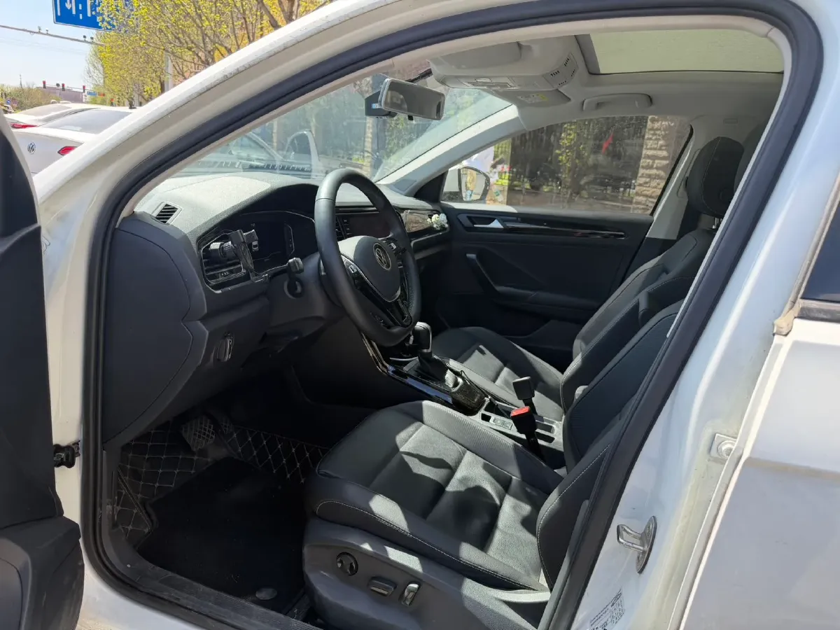 2022 Volkswagen T-Roc 1.4T 150HP L4 7DCT,autocango,china used car exporter,china ev exporter,chinese used car exporter,chinese used ev exporter