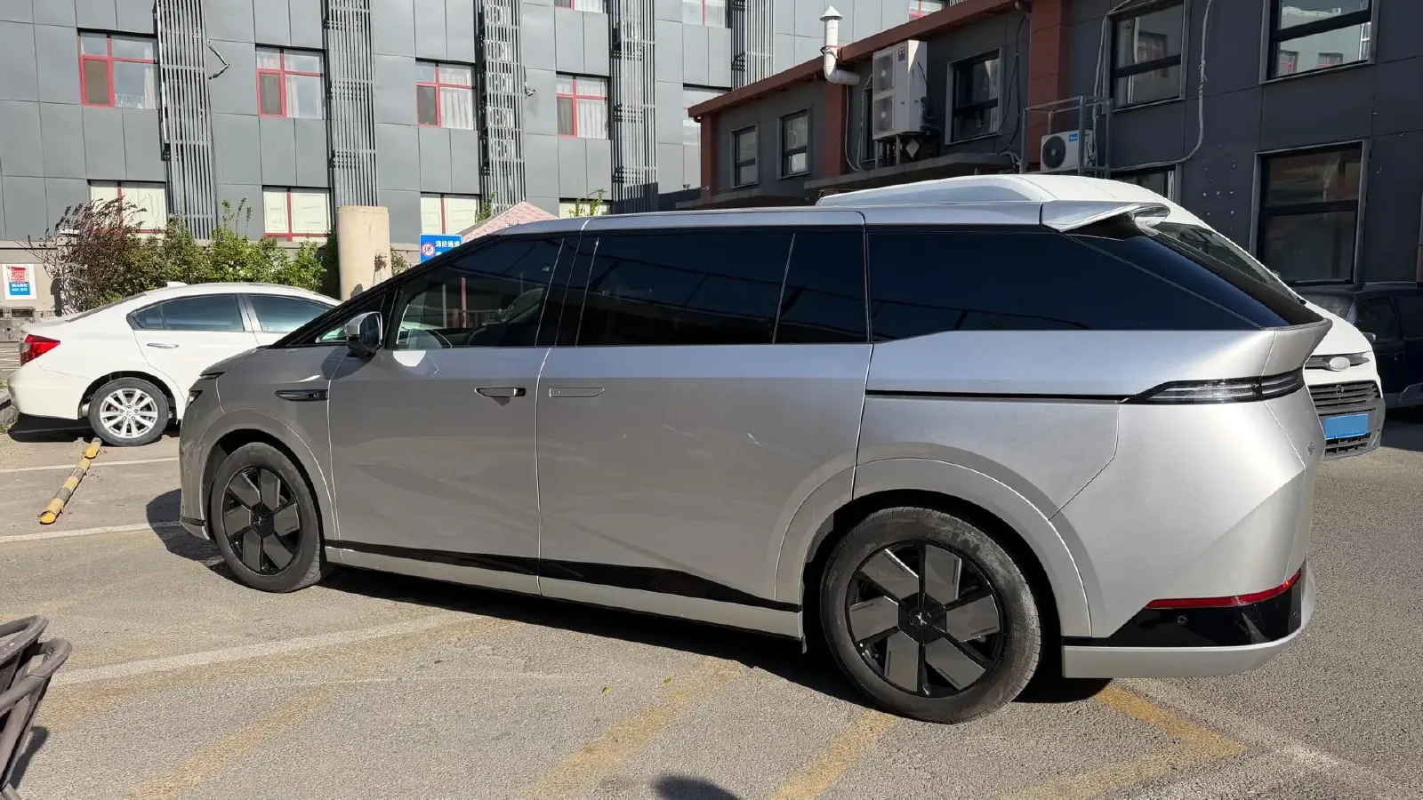 2024 Xpeng X9 BEV 101.5KWH,autocango,china used car exporter,china ev exporter,chinese used car exporter,chinese used ev exporter