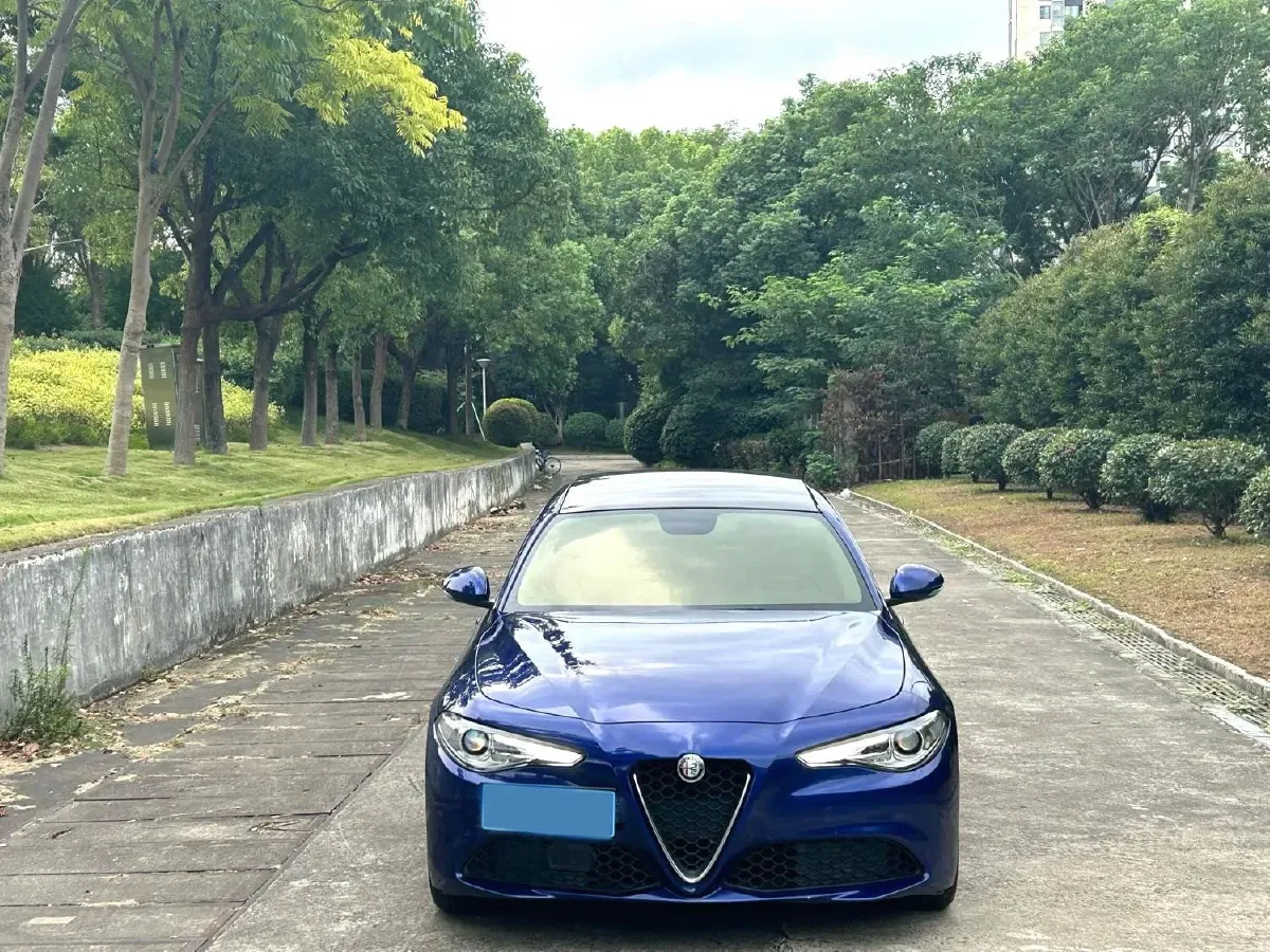 2021 Alfa Romeo Giulia 2.0T 280HP L4 8AT,autocango,china used car exporter,china ev exporter,chinese used car exporter,chinese used ev exporter