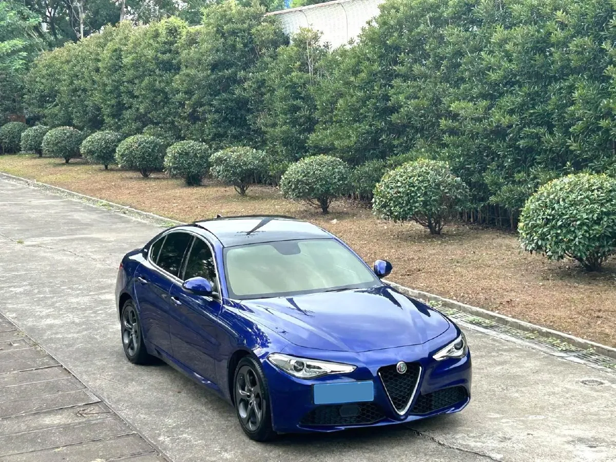 2021 Alfa Romeo Giulia 2.0T 280HP L4 8AT,autocango,china used car exporter,china ev exporter,chinese used car exporter,chinese used ev exporter